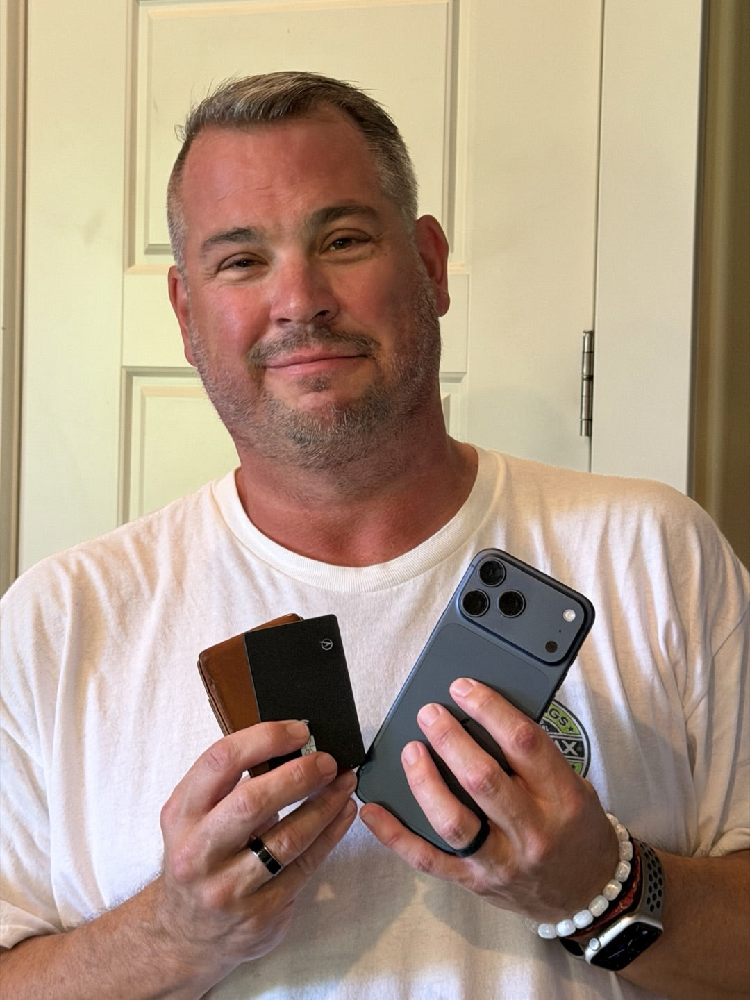 Customer holding his Vantamo tracker card next to his phone