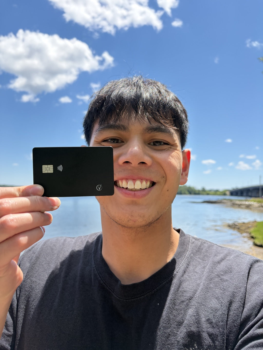 Customer holding the black Vantamo tracker card outdoors